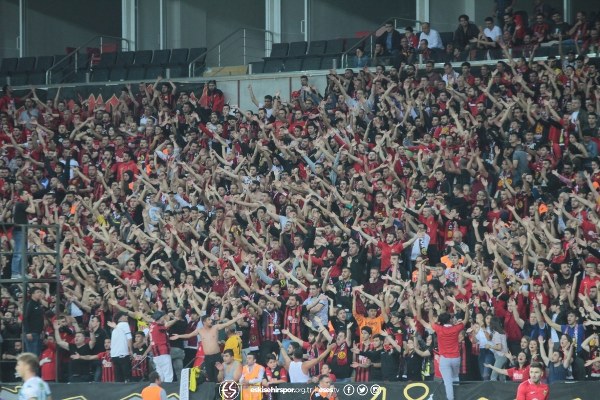 Eskişehirspor, TFF 1. Lig'in 3. haftasında evinde Bursaspor'a 2-0 yenildi. Maç boyunca büyük destek veren taraftarlar maç bitimiyle tepkilerini gösterdi.