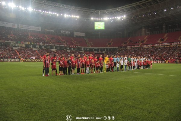 Eskişehirspor, TFF 1. Lig'in 3. haftasında evinde Bursaspor'a 2-0 yenildi. Maç boyunca büyük destek veren taraftarlar maç bitimiyle tepkilerini gösterdi.