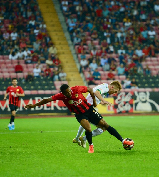 Eskişehirspor, TFF 1. Lig'in 3. haftasında evinde Bursaspor'a 2-0 yenildi. Maç boyunca büyük destek veren taraftarlar maç bitimiyle tepkilerini gösterdi.