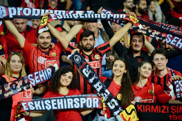 Eskişehirspor, TFF 1. Lig'in 3. haftasında evinde Bursaspor'a 2-0 yenildi. Maç boyunca büyük destek veren taraftarlar maç bitimiyle tepkilerini gösterdi.