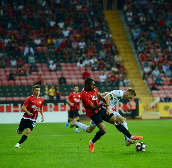 Eskişehirspor, TFF 1. Lig'in 3. haftasında evinde Bursaspor'a 2-0 yenildi. Maç boyunca büyük destek veren taraftarlar maç bitimiyle tepkilerini gösterdi.