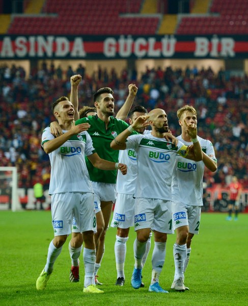 Eskişehirspor, TFF 1. Lig'in 3. haftasında evinde Bursaspor'a 2-0 yenildi. Maç boyunca büyük destek veren taraftarlar maç bitimiyle tepkilerini gösterdi.