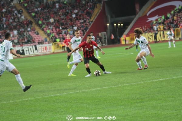 Eskişehirspor, TFF 1. Lig'in 3. haftasında evinde Bursaspor'a 2-0 yenildi. Maç boyunca büyük destek veren taraftarlar maç bitimiyle tepkilerini gösterdi.