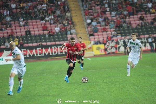 Eskişehirspor, TFF 1. Lig'in 3. haftasında evinde Bursaspor'a 2-0 yenildi. Maç boyunca büyük destek veren taraftarlar maç bitimiyle tepkilerini gösterdi.