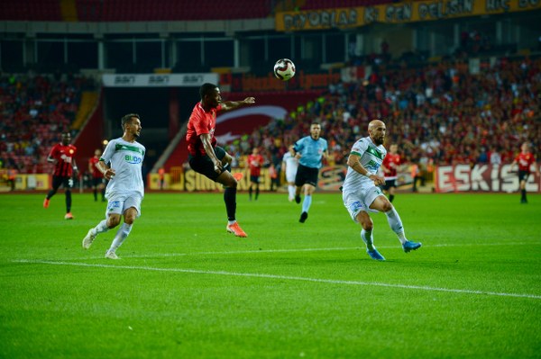 Eskişehirspor, TFF 1. Lig'in 3. haftasında evinde Bursaspor'a 2-0 yenildi. Maç boyunca büyük destek veren taraftarlar maç bitimiyle tepkilerini gösterdi.