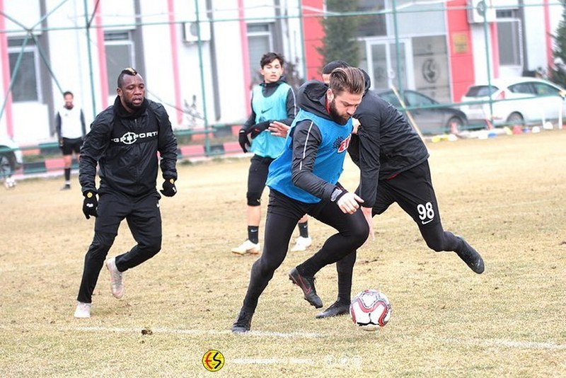 Eskişehirspor'da transfer yasağının kalkması ile birlikte yeni oyuncular da bir bir takıma katılmaya devam ediyor.