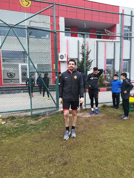 Eskişehirspor ile antrenmana çıkan 3 oyuncudan biri Onur Bayramoğlu oldu. 