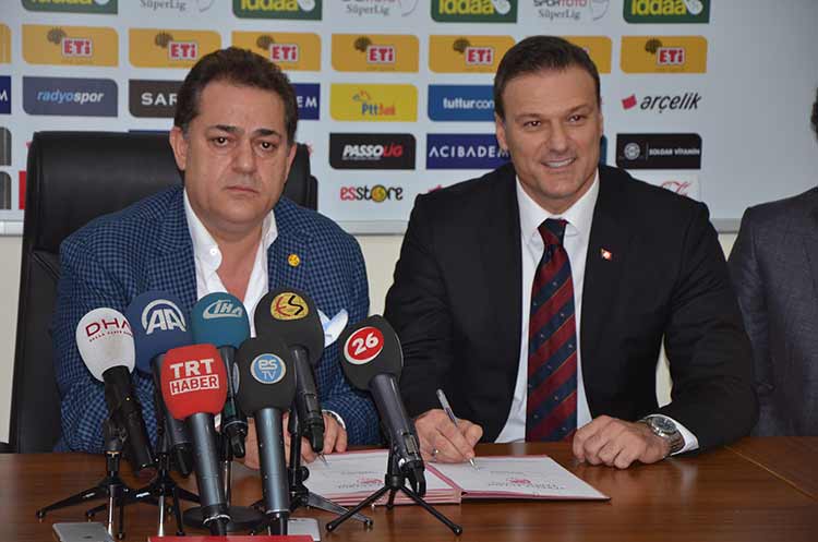 PTT 1. Lig takımlarından Eskişehirspor, teknik direktörlük görevi için Alpay Özalan ile anlaştı.