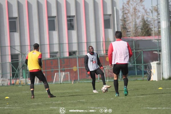 Eskişehirspor, 29 Nisan Pazartesi oynayacağı Afjet Afyonspor maçının hazırlıklarına devam ediyor. Es Es'te merak edilen soru ise sakatlığı bulunan Ferhat Kiraz'ın oynayıp oynayamayacağı...