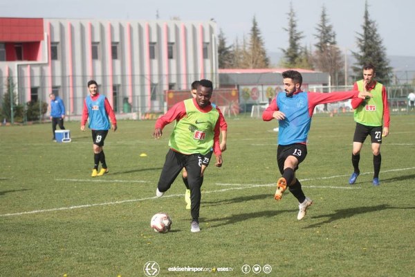 Tedavisine başlanılan Ferhat’ın Afjet Afyonspor maçına yetiştirilmesi için sağlık ekibi yoğun bir mesai içinde. 