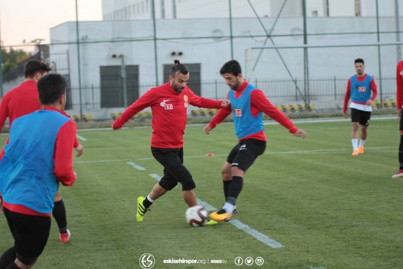 Eskişehirspor, çalışmalarına akşam saatlerinde gerçekleştirdiği antrenman ile devam etti. Başkan Halil Ünal da takımı yakından takip etti.