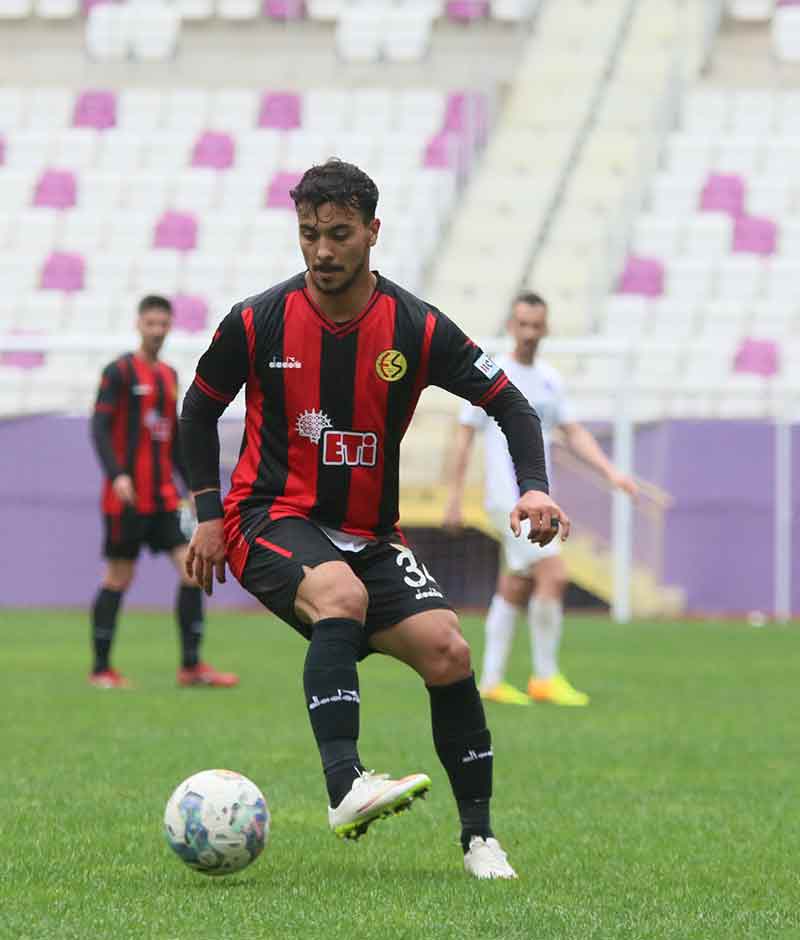 Eskişehirspor’un altyapısından yetişen ve son yıllarda A takımda forma giyen Yunus Emre Alagöz yuvaya veda ediyor. Es Es’te forma giymek istemediğini yönetime ileten Yunus Emre’yi de yönetim takımda görmek istemiyor. İki tarafında karşılıklı olarak yollarını ayırması bekleniyor.