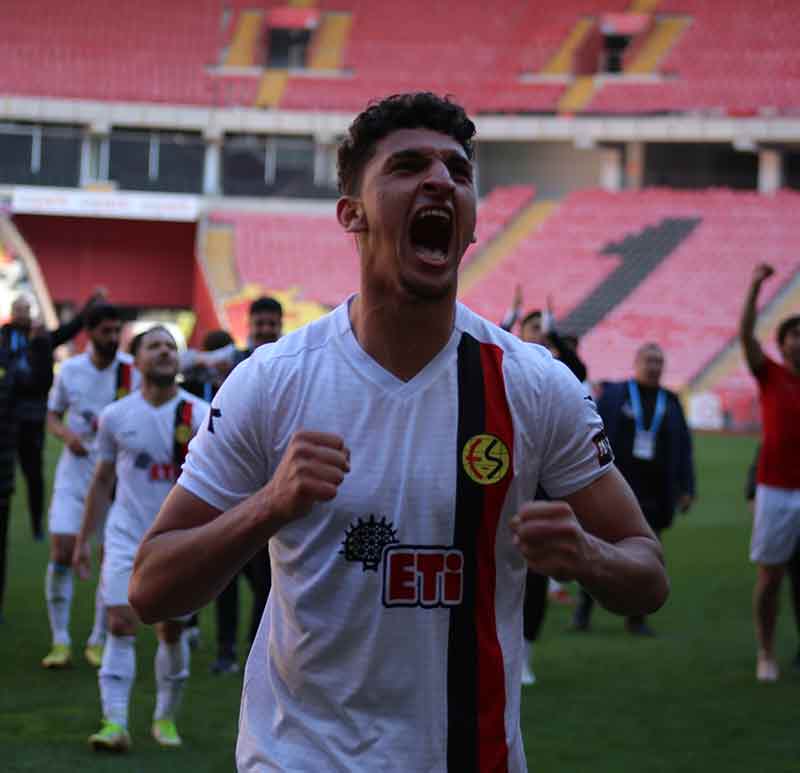 Eskişehirspor’da forma giymek istemeyen Bartu Göçmen satış listesine konuldu. Son iki sezondur savunmada forma giyen Bartu’nun BAL’da forma giymek istemediğini yönetime iletmişti. Henüz karşılıklı olarak yolların ayrılmadığı Bartu’yu yönetim satış listesine koydu.