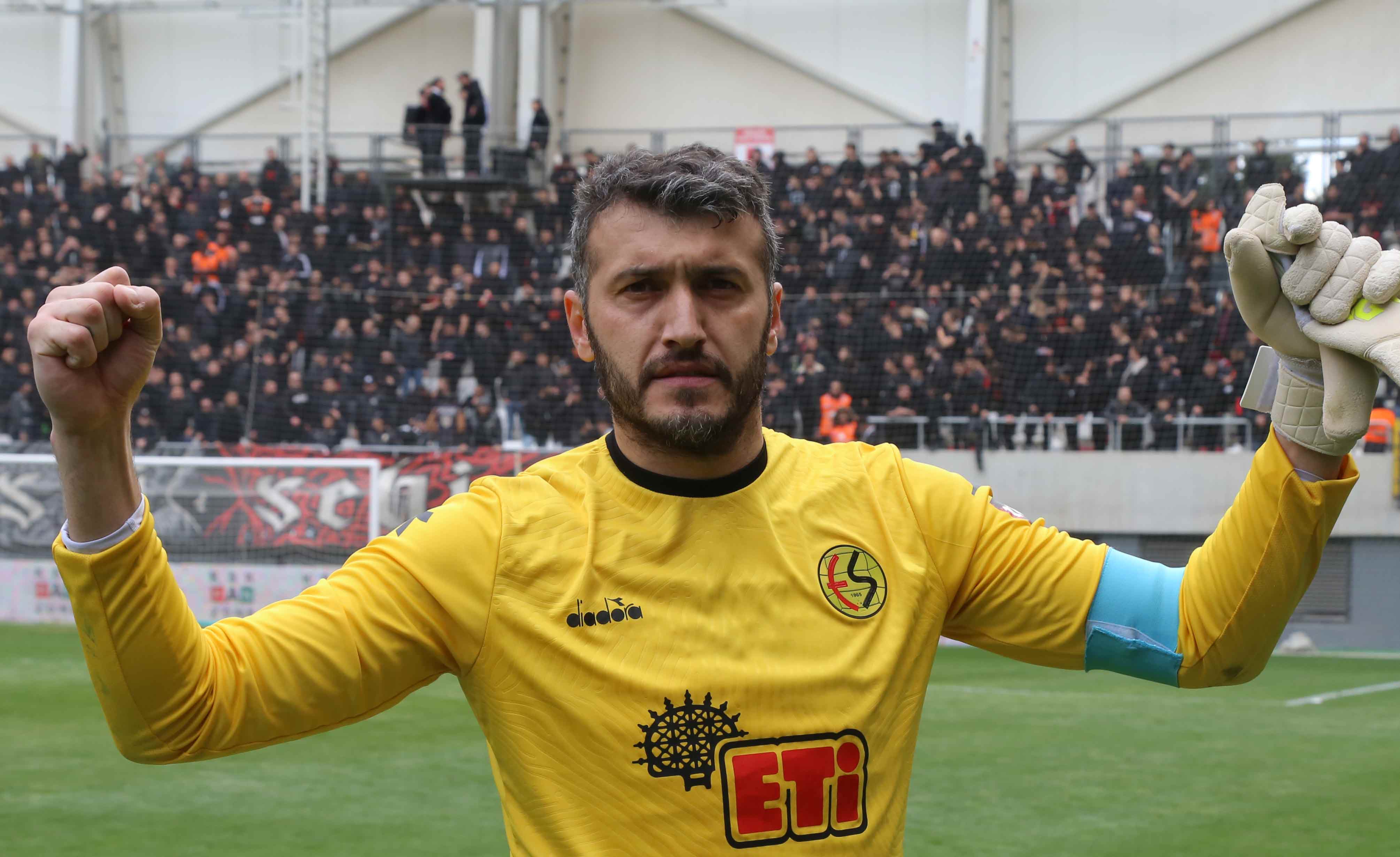 Geçtiğimiz sezon Eskişehirspor’a geri dönen Kayacan Erdoğan takımın  BAL’a düşmesinin ardın- dan takımdan ayrılması  bekleniyordu. Yapılan son görüşmelerin ardından Kayacan’ın takımdan ayrılması kesinleşti. Kayacan’ın alacaklına  karşılık kulüpten ayrılacağı belirtildi.