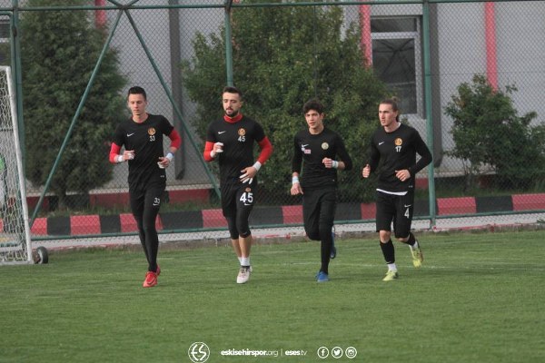 Eskişehirspor, Spor Toto 1. Lig'in 33. haftasında sahasında karşılaşacağı Adanaspor maçının hazırlıklarına başladı. Ligde kalmayı garantileyen futbolcuların neşesi görülmeye değerdi.