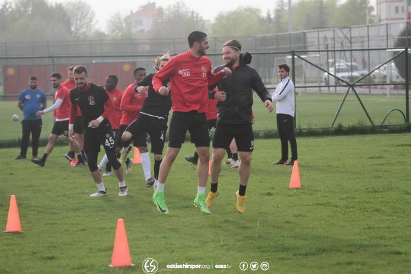 Eskişehirspor, Spor Toto 1. Lig'in 33. haftasında sahasında karşılaşacağı Adanaspor maçının hazırlıklarına başladı. Ligde kalmayı garantileyen futbolcuların neşesi görülmeye değerdi.