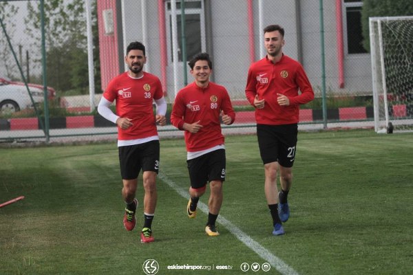 Eskişehirspor, Spor Toto 1. Lig'in 33. haftasında sahasında karşılaşacağı Adanaspor maçının hazırlıklarına başladı. Ligde kalmayı garantileyen futbolcuların neşesi görülmeye değerdi.