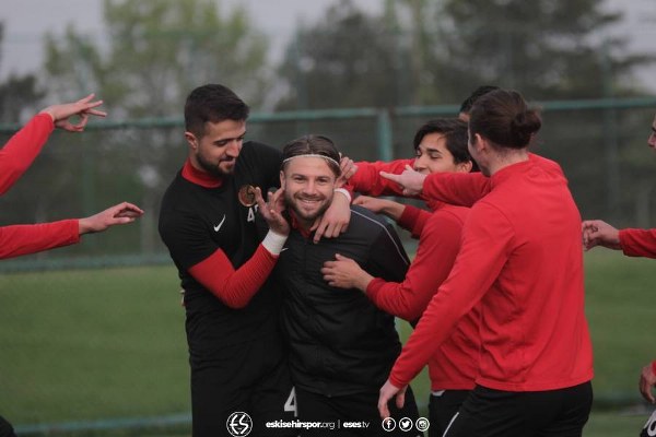 Eskişehirspor, Spor Toto 1. Lig'in 33. haftasında sahasında karşılaşacağı Adanaspor maçının hazırlıklarına başladı. Ligde kalmayı garantileyen futbolcuların neşesi görülmeye değerdi.