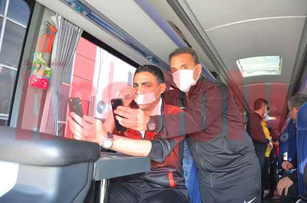 Takım otobüsüne binen futbolcular ve Teknik Direktör Mustafa Özer otobüsün içinde maske taktı. Siyah Kırmızılı kafile Başkent seferine umutlu çıktı.