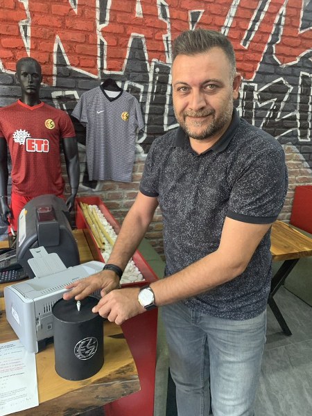 Eskişehirspor Kulüp Başkanı Osman Taş, başlatılan kumbara kampanyası kapsamında şehirdeki herkesten kumbarayla para topluyor. Bu görünütlerden sonra bazı kesinler Taş'ın Başkan seçildiğinde yaptığı açıklamayı gündeme getirdi.