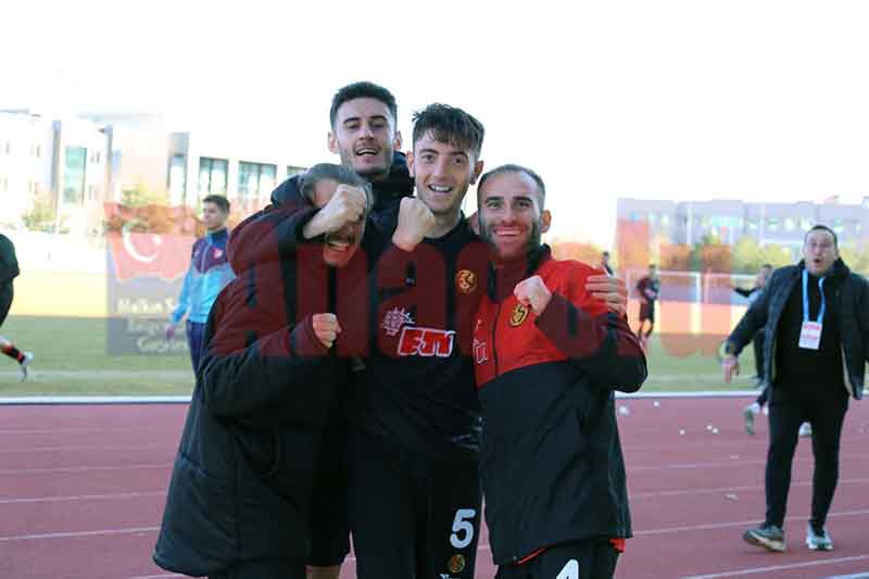 Eskişehirspor, TFF 3. Lig'de 1922 Konyaspor'u 90+3'te gelen golle mağlup edince, uzun süredir beklenen galibiyet böyle kutlandı