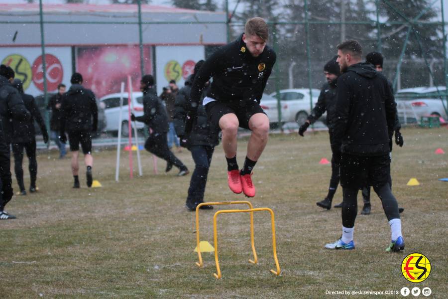 Alacakları ödenen futbolcuların antrenmanda keyiflerinin yerinde ve hırsılı oldukları görüldü.