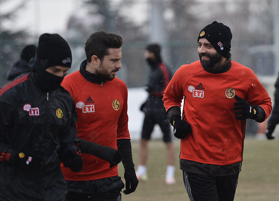 Eskişehirspor Teknik Direktörü şampiyonluk hedefini yineledi ve “Sezon sonuna kadar liderlik koltuğunu kaptırmaya niyetimiz yok.” dedi.