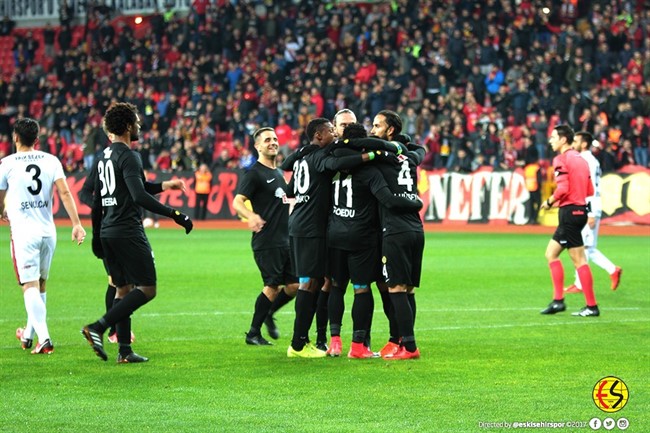 TFF 1. Lig'in 15. haftasında Eskişehirspor sahasında Gaziantepspor'u tam 7-0 yendi. Bu skorla Eskişehirspor puanını 18'e yükseltti.
