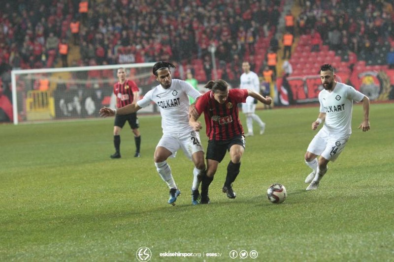 Eskişehirspor, Spor Toto Süper Lig'in 15. haftasında ağırladığı Altay'ı 1-0 yenerek çok önemli bir galibiyet aldı. Maçtan sonra Eskişehirsporlu futbolcular taraftarlarla birlikte büyük sevinç yaşadı. O anlar görülmeye değerdi... İşte maçtan müthiş kareler...