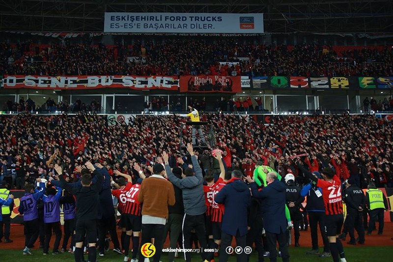 Eskişehirspor, Spor Toto Süper Lig'in 15. haftasında ağırladığı Altay'ı 1-0 yenerek çok önemli bir galibiyet aldı. Maçtan sonra Eskişehirsporlu futbolcular taraftarlarla birlikte büyük sevinç yaşadı. O anlar görülmeye değerdi... İşte maçtan müthiş kareler...