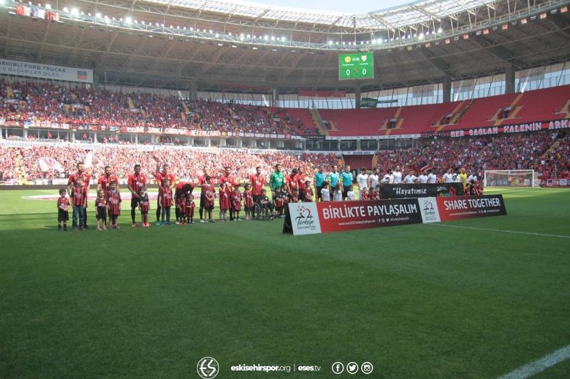 Spor Toto 1. Lig’in 33’üncü haftasında Eskişehirspor Boluspor ile 2-2 berabere kalarak kümede kalmayı garantiledi. Son 5 dakikada gelen iki gol ile bir puan alarak Eskişehir'i bayram yerine çeviren futbolcular ve Yılmaz Vural gözyaşları içinde büyük sevinç yaşadı.
