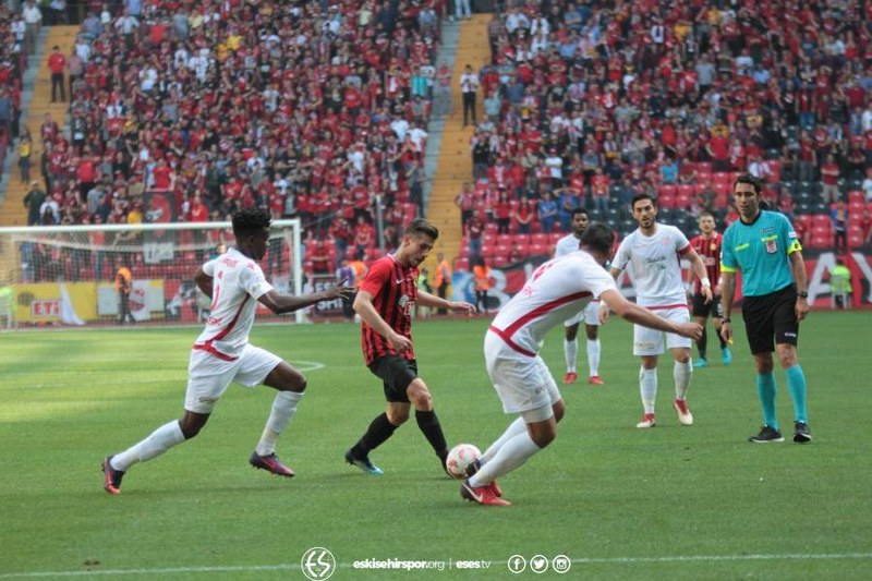 Spor Toto 1. Lig’in 33’üncü haftasında Eskişehirspor Boluspor ile 2-2 berabere kalarak kümede kalmayı garantiledi. Son 5 dakikada gelen iki gol ile bir puan alarak Eskişehir'i bayram yerine çeviren futbolcular ve Yılmaz Vural gözyaşları içinde büyük sevinç yaşadı.
