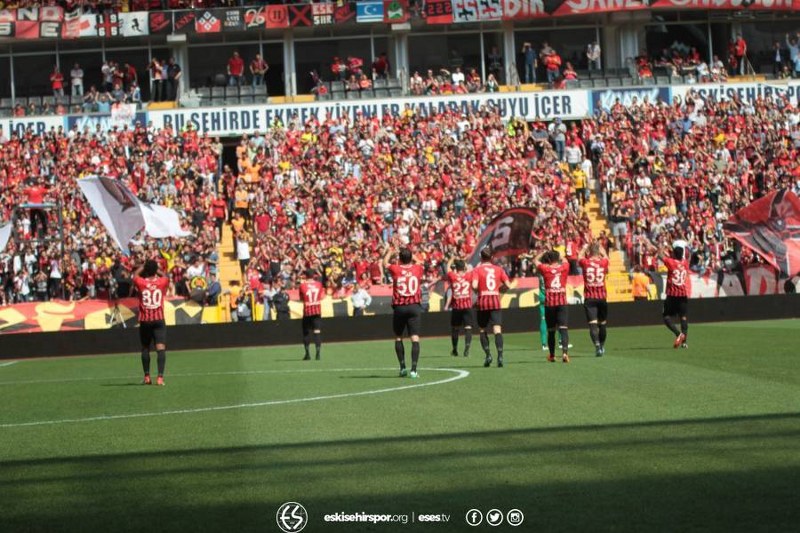 Spor Toto 1. Lig’in 33’üncü haftasında Eskişehirspor Boluspor ile 2-2 berabere kalarak kümede kalmayı garantiledi. Son 5 dakikada gelen iki gol ile bir puan alarak Eskişehir'i bayram yerine çeviren futbolcular ve Yılmaz Vural gözyaşları içinde büyük sevinç yaşadı.
