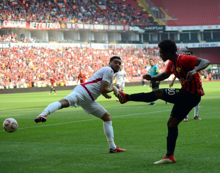 Spor Toto 1. Lig’in 33’üncü haftasında Eskişehirspor Boluspor ile 2-2 berabere kalarak kümede kalmayı garantiledi. Son 5 dakikada gelen iki gol ile bir puan alarak Eskişehir'i bayram yerine çeviren futbolcular ve Yılmaz Vural gözyaşları içinde büyük sevinç yaşadı.
