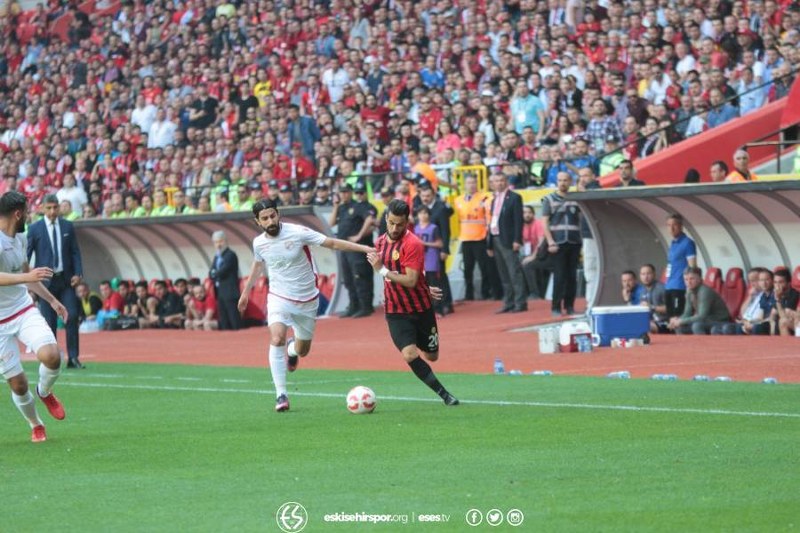 Spor Toto 1. Lig’in 33’üncü haftasında Eskişehirspor Boluspor ile 2-2 berabere kalarak kümede kalmayı garantiledi. Son 5 dakikada gelen iki gol ile bir puan alarak Eskişehir'i bayram yerine çeviren futbolcular ve Yılmaz Vural gözyaşları içinde büyük sevinç yaşadı.
