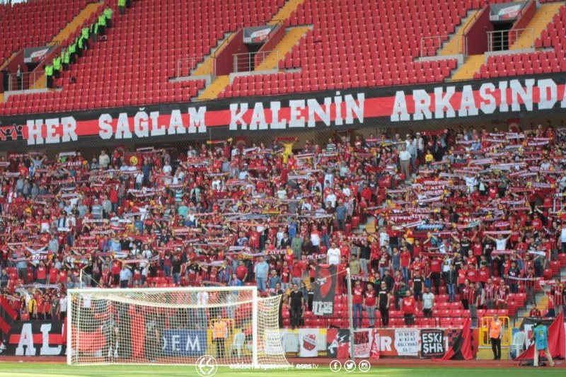 Spor Toto 1. Lig’in 33’üncü haftasında Eskişehirspor Boluspor ile 2-2 berabere kalarak kümede kalmayı garantiledi. Son 5 dakikada gelen iki gol ile bir puan alarak Eskişehir'i bayram yerine çeviren futbolcular ve Yılmaz Vural gözyaşları içinde büyük sevinç yaşadı.
