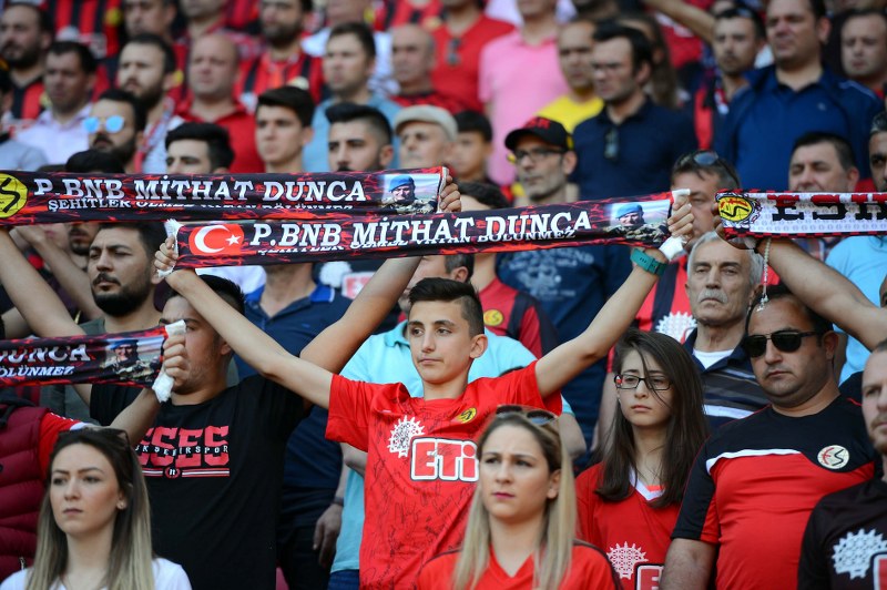 Spor Toto 1. Lig’in 33’üncü haftasında Eskişehirspor Boluspor ile 2-2 berabere kalarak kümede kalmayı garantiledi. Son 5 dakikada gelen iki gol ile bir puan alarak Eskişehir'i bayram yerine çeviren futbolcular ve Yılmaz Vural gözyaşları içinde büyük sevinç yaşadı.
