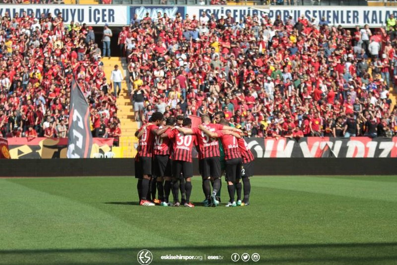 Spor Toto 1. Lig’in 33’üncü haftasında Eskişehirspor Boluspor ile 2-2 berabere kalarak kümede kalmayı garantiledi. Son 5 dakikada gelen iki gol ile bir puan alarak Eskişehir'i bayram yerine çeviren futbolcular ve Yılmaz Vural gözyaşları içinde büyük sevinç yaşadı.
