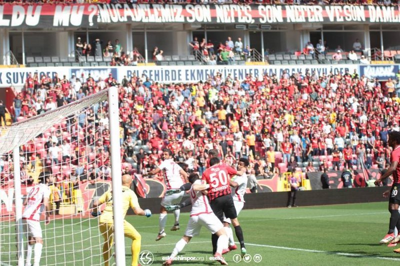 Spor Toto 1. Lig’in 33’üncü haftasında Eskişehirspor Boluspor ile 2-2 berabere kalarak kümede kalmayı garantiledi. Son 5 dakikada gelen iki gol ile bir puan alarak Eskişehir'i bayram yerine çeviren futbolcular ve Yılmaz Vural gözyaşları içinde büyük sevinç yaşadı.
