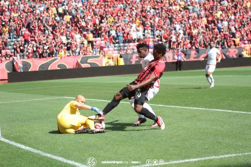 Spor Toto 1. Lig’in 33’üncü haftasında Eskişehirspor Boluspor ile 2-2 berabere kalarak kümede kalmayı garantiledi. Son 5 dakikada gelen iki gol ile bir puan alarak Eskişehir'i bayram yerine çeviren futbolcular ve Yılmaz Vural gözyaşları içinde büyük sevinç yaşadı.
