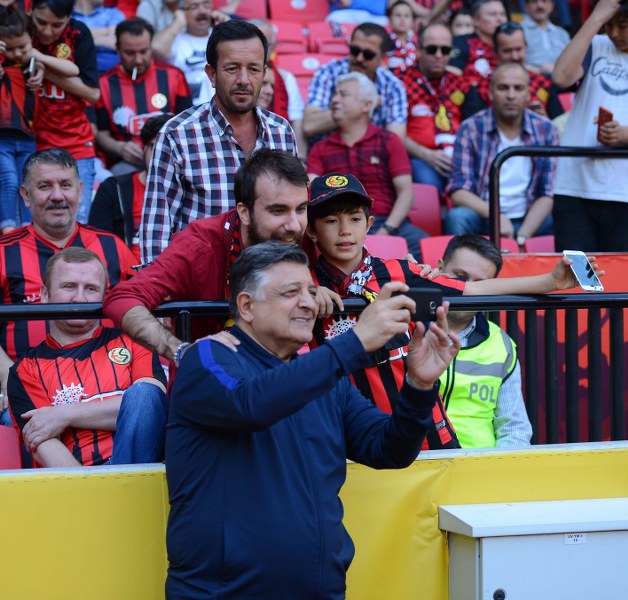 Spor Toto 1. Lig’in 33’üncü haftasında Eskişehirspor Boluspor ile 2-2 berabere kalarak kümede kalmayı garantiledi. Son 5 dakikada gelen iki gol ile bir puan alarak Eskişehir'i bayram yerine çeviren futbolcular ve Yılmaz Vural gözyaşları içinde büyük sevinç yaşadı.
