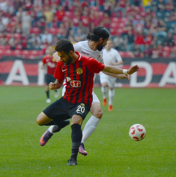 Spor Toto 1. Lig’in 33’üncü haftasında Eskişehirspor Boluspor ile 2-2 berabere kalarak kümede kalmayı garantiledi. Son 5 dakikada gelen iki gol ile bir puan alarak Eskişehir'i bayram yerine çeviren futbolcular ve Yılmaz Vural gözyaşları içinde büyük sevinç yaşadı.
