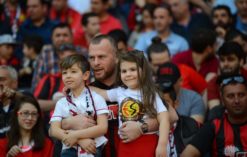 Spor Toto 1. Lig’in 33’üncü haftasında Eskişehirspor Boluspor ile 2-2 berabere kalarak kümede kalmayı garantiledi. Son 5 dakikada gelen iki gol ile bir puan alarak Eskişehir'i bayram yerine çeviren futbolcular ve Yılmaz Vural gözyaşları içinde büyük sevinç yaşadı.
