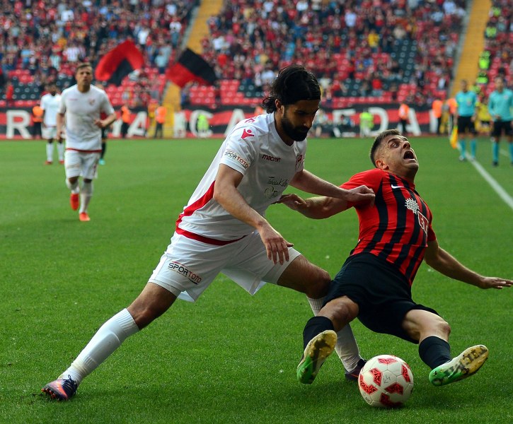 Spor Toto 1. Lig’in 33’üncü haftasında Eskişehirspor Boluspor ile 2-2 berabere kalarak kümede kalmayı garantiledi. Son 5 dakikada gelen iki gol ile bir puan alarak Eskişehir'i bayram yerine çeviren futbolcular ve Yılmaz Vural gözyaşları içinde büyük sevinç yaşadı.
