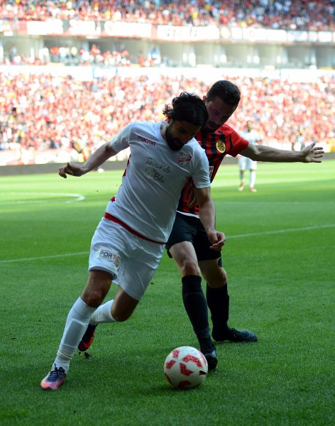 Spor Toto 1. Lig’in 33’üncü haftasında Eskişehirspor Boluspor ile 2-2 berabere kalarak kümede kalmayı garantiledi. Son 5 dakikada gelen iki gol ile bir puan alarak Eskişehir'i bayram yerine çeviren futbolcular ve Yılmaz Vural gözyaşları içinde büyük sevinç yaşadı.
