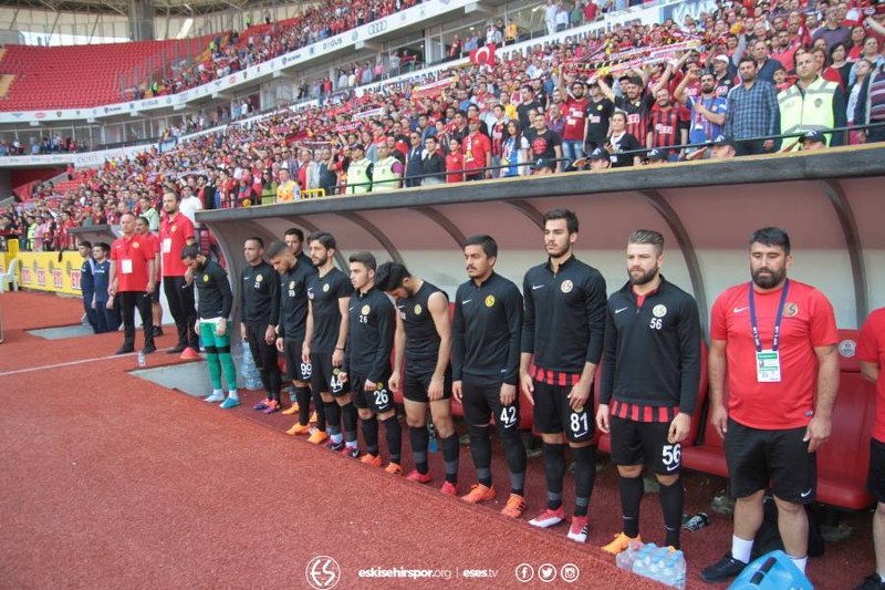 Spor Toto 1. Lig’in 33’üncü haftasında Eskişehirspor Boluspor ile 2-2 berabere kalarak kümede kalmayı garantiledi. Son 5 dakikada gelen iki gol ile bir puan alarak Eskişehir'i bayram yerine çeviren futbolcular ve Yılmaz Vural gözyaşları içinde büyük sevinç yaşadı.
