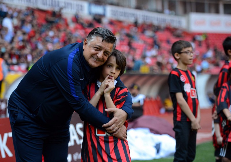 Spor Toto 1. Lig’in 33’üncü haftasında Eskişehirspor Boluspor ile 2-2 berabere kalarak kümede kalmayı garantiledi. Son 5 dakikada gelen iki gol ile bir puan alarak Eskişehir'i bayram yerine çeviren futbolcular ve Yılmaz Vural gözyaşları içinde büyük sevinç yaşadı.
