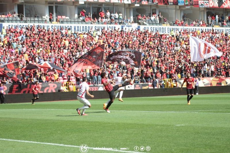 Spor Toto 1. Lig’in 33’üncü haftasında Eskişehirspor Boluspor ile 2-2 berabere kalarak kümede kalmayı garantiledi. Son 5 dakikada gelen iki gol ile bir puan alarak Eskişehir'i bayram yerine çeviren futbolcular ve Yılmaz Vural gözyaşları içinde büyük sevinç yaşadı.
