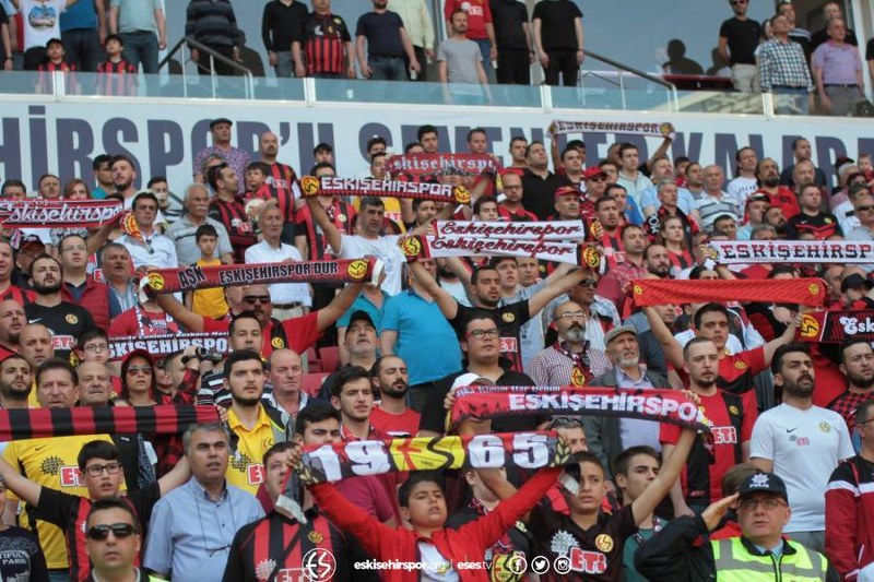 Spor Toto 1. Lig’in 33’üncü haftasında Eskişehirspor Boluspor ile 2-2 berabere kalarak kümede kalmayı garantiledi. Son 5 dakikada gelen iki gol ile bir puan alarak Eskişehir'i bayram yerine çeviren futbolcular ve Yılmaz Vural gözyaşları içinde büyük sevinç yaşadı.
