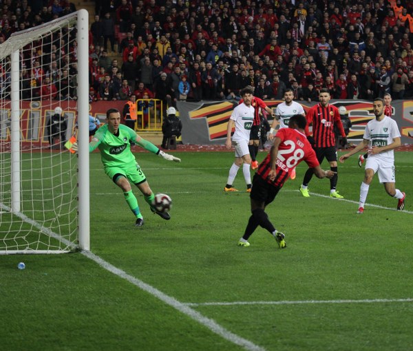 Yeni Eskişehir Atatürk Stadyumu’nda 2016 yılında Eskişehirspor-Göztepe maçında 19 bin taraftar karşılaşmayı takip etmişti.